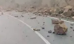 Korkutan manzara: Dağdan kopan taşlar yolu kapladı, ekipler seferber oldu