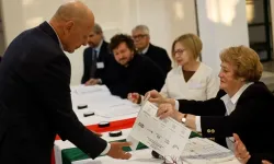 Macaristan sandık başında: Kritik seçimde gözler Orban ve Magyar yarışında