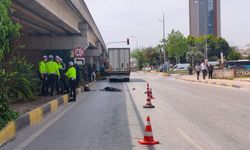 Mendil satan yaşlı kadın tırın altında can verdi