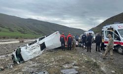 Kontrolden çıkan minibüs dere yatağına devrildi, 16 kişi yaralandı