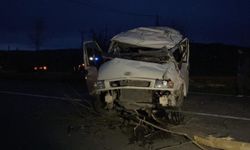 Minibüs ve hafif ticari araç çarpıştı: Yol kan gölüne döndü!