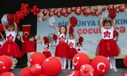 Miniklerin 23 Nisan coşkusu Bornova'yı sardı