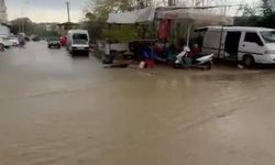 Ödemiş’te sağanak hayatı olumsuz etkiledi: Cadde ve sokaklar göle döndü