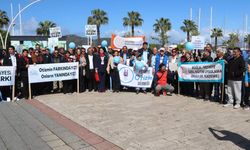 Otizm farkındalığı için mavi balonlu yürüyüş