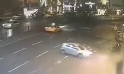 Otomobil çarptı, motosiklet durağa daldı: 1 ölü, 3 yaralı