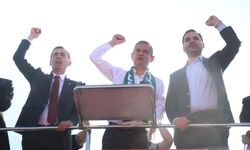 Özgür Özel’den Sakarya mitinginde sert mesajlar: Adım adım kurtuluşa yürüyoruz!