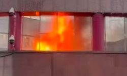 Plaza otoparkında elektrikli otomobil yangını: Araç kullanılamaz hale geldi!