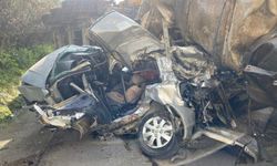 Zincirleme kazada dorsenin altında kalan karı-koca hayatını kaybetti