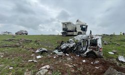 Tır ile hafif ticari aracın çarpışması sonucu 2 kişi öldü, 1 kişi yaralandı