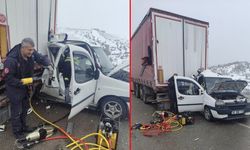 Tırın altına giren hafif ticari araç sürüklendi: 2 ölü, 3 yaralı