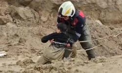 Torbalı’da korku dolu anlar: Çamura saplanan çocukları itfaiye kurtardı