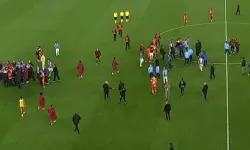 Trabzonspor-Galatasaray maçının ardından saha karıştı: Güvenlik sahaya girdi
