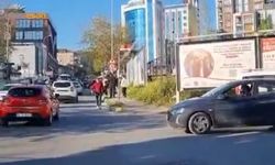 Trafikte d*hşet anları: Motosiklet sürücüsü darbedildi, aracı rehin alındı!