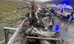 Tır ile otomobil kafa kafaya çarpıştı: 19 yaşındaki 3 genç öldü