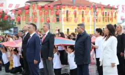 İzmir’de 23 Nisan coşkusu Cumhuriyet Meydanı’nda başladı