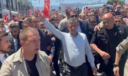 Özgür Özel, İzmirlilerle birlikte Gündoğdu Meydanı'na yürüdü