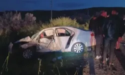 İki otomobil çarpıştığı kazada 1 kişi öldü, 6 kişi yaralandı