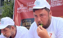 Acı biber rekabeti nefes kesti: 3 dakikada yüzlerce gram tüketildi