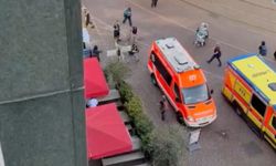 Almanya'da d*hşet: Araç kalabalığın arasına daldı, 2 ölü çok sayıda yaralı!