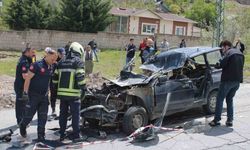 Kamyon ile çarpışan otomobildeki anne öldü, oğlu ağır yaralandı