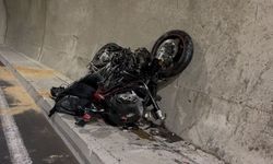 Otomobille motosikletin çarpıştığı kazada baba öldü, 12 yaşındaki oğlu ağır yaralandı