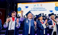 Balçova’da 3. Yaş Üniversitesi mezuniyet coşkusu