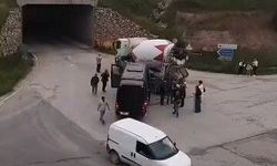 Beton mikseri ile tur minibüsü çarpıştı: Ekipler sevk edildi!