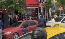 Cadde ortasında yumruklu kavga: O anlar kameraya yansıdı