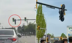 Çarpışmanın şiddetiyle havaya uçtu! Trafik ışığında asılı kaldı