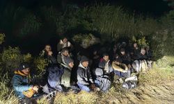 Çeşme’de kaçış girişimi engellendi: 21 düzensiz göçmen yakalandı, 1 organizatör tutuklandı