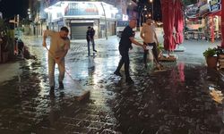 Çiğli'de gece boyu ilçe temizlenerek bayrama hazır hale getirildi