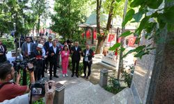 Özgür Özel'den Ferdi Zeyrek'in mezarına ziyaret