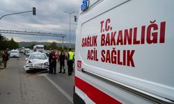 İki otomobil kavşakta çarpıştı: Çok sayıda yaralı var!