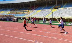 İzmir'de 38 yıllık gelenek sürüyor: Binlerce minik sporcu pistte!