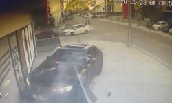 Kontrolden çıkan otomobil danışmanlık merkezine girdi: Olası facia önledi