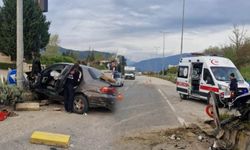 Kontrolden çıkan otomobil direğe çarptı: Ölü ve yaralılar var!