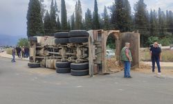 İzmir'de kum yüklü kamyonun devrilmesi sonucu sürücü yaralandı
