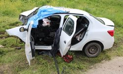 Bayramın en acı hali: İstinat duvarına çarpan otomobildeki 3 kişi öldü