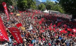 Özgür Özel’in çağrısı sonrası Güvenpark’ta kalabalık büyüyor