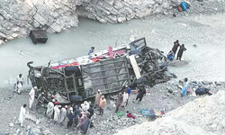 Pakistan'da yolcu otobüsü dere yatağına yuvarlandı: 4 ölü, 26 yaralı