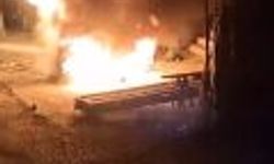 Park halindeki otomobil alevlere teslim oldu: Araç kullanılamaz hale geldi