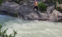 Serinlemek için girdiği çayda akıntıya kapılarak kayboldu