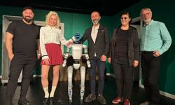 Yapay zeka destekli insansı robot tiyatro sahnesine çıkacak
