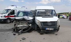 Minibüs ile hafif ticari araç çarpıştı: 2'si çocuk 8 kişi yaralandı