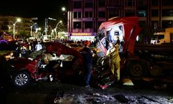 Tır ve iki otomobilin çarpıştığı kazada can pazarı yaşandı: 5 ölü, 6 yaralı
