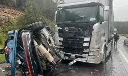 Tır ile kamu personellerinin olduğu otomobil çarpıştı: Ölü ve yaralılar var