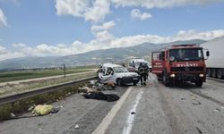 Tırın çarptığı araç hurdaya döndü: 2 kişi hayatını kaybetti