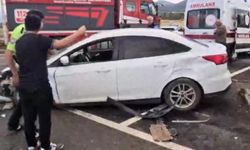 Trafik faciası: İki otomobil çarpıştı, yaralılar var!