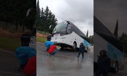 İzmir'de rampayı çıkamayan tur otobüsü şarampole kaydı