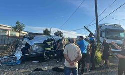 Yolcu midibüsü ile hafif ticari araç çarpıştı: 1 ölü, 8 yaralı